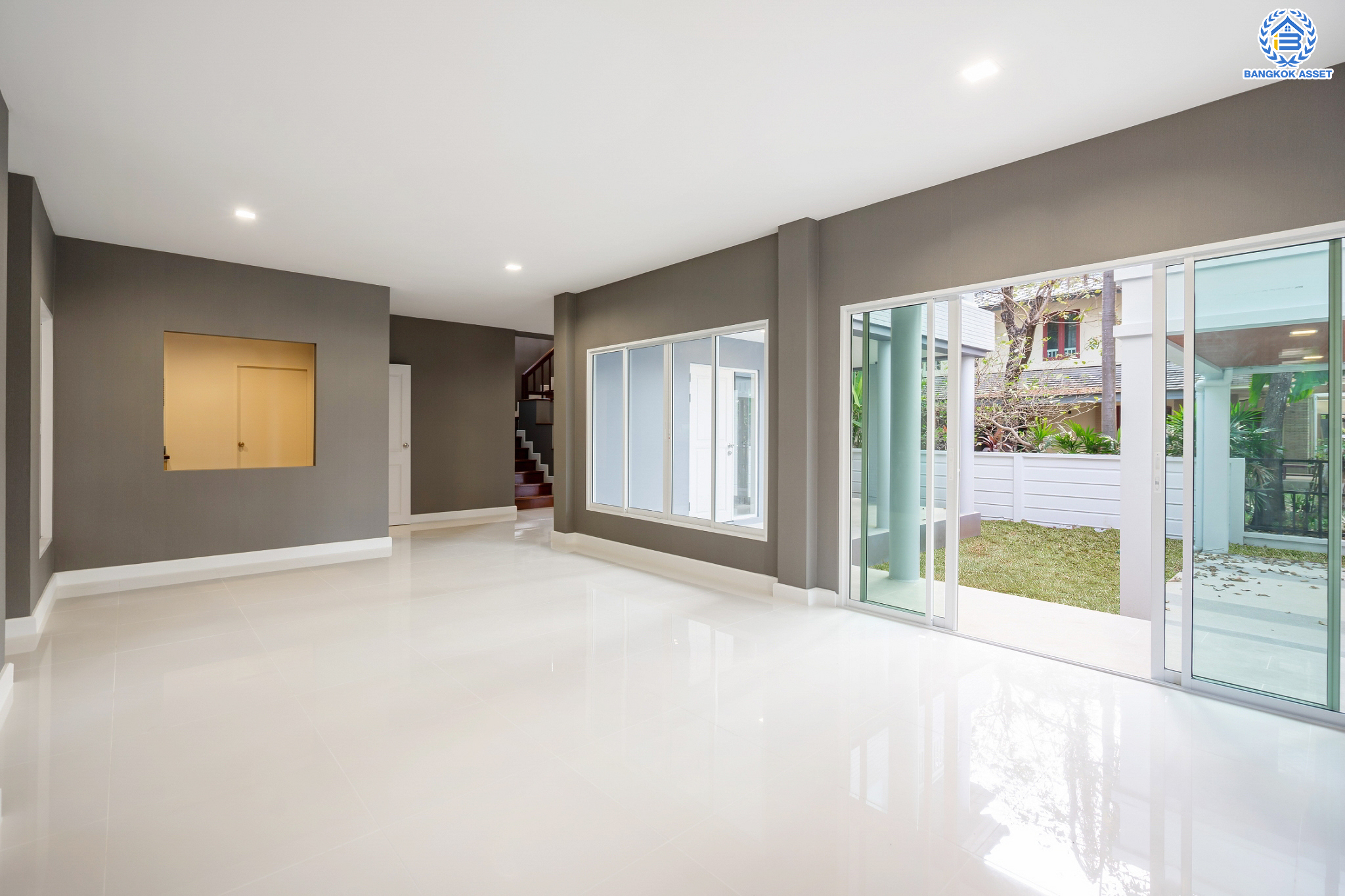 บ้านมือสองตกแต่งใหม่ ม.โนเบิลวานา ปิ่นเกล้า1 บ้านเดี่ยวหลังใหญ่ เนื้อที่ 65.6 ตร.ว. ฟังก์ชัน 3 ห้องนอน 4 ห้องน้ำ 1 ห้องแม่บ้าน จอดรถได้ 2 คัน บนสุดยอดทำเลเดินทางสะดวก หน้าโครงการติดถนนใหญ่บรมราชชนนี ใกล้ทางคู่ขนานลอยฟ้าบรมราชชนนี ม.มหิดล เซ็นทรัลศาลายา และรายล้อมด้วยสิ่งอำนวยความสะดวกครบ